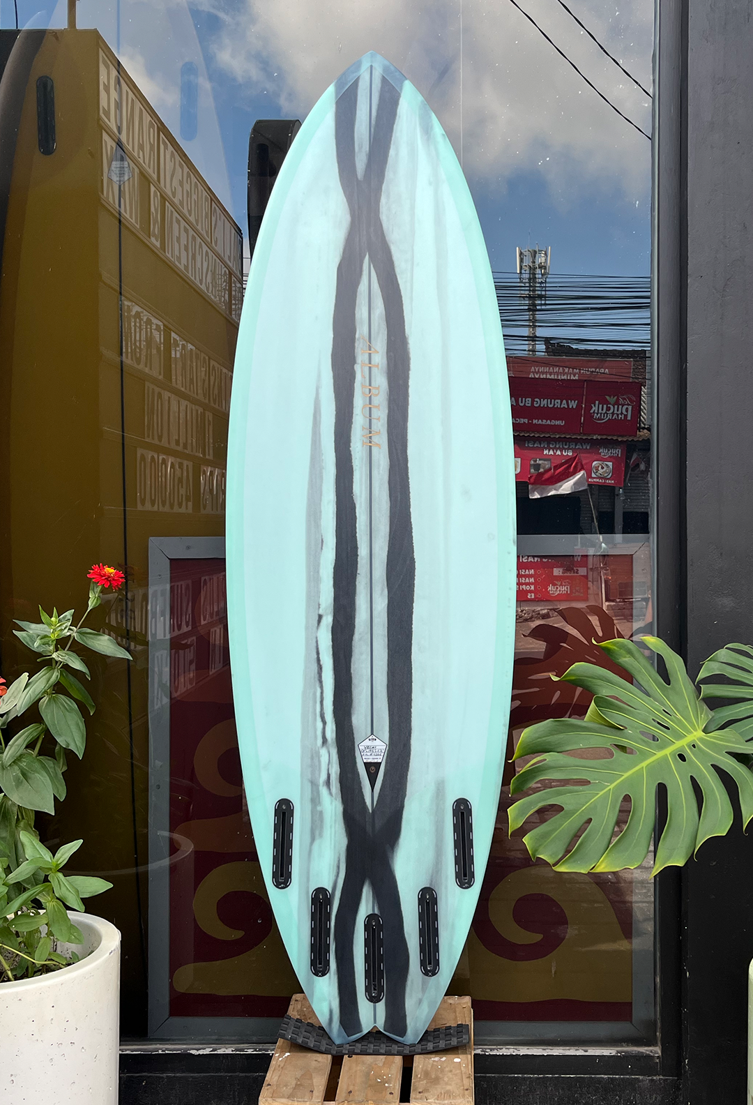 5'9 VBSM SWALLOW TAIL SEAFOAM ABSTRACT