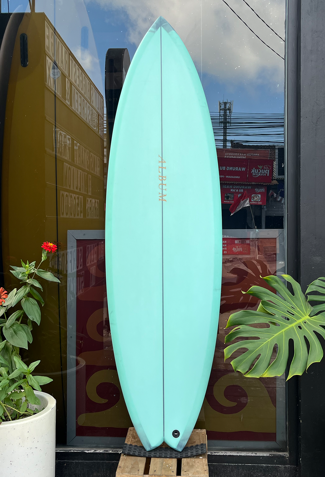 5'9 VBSM SWALLOW TAIL SEAFOAM ABSTRACT