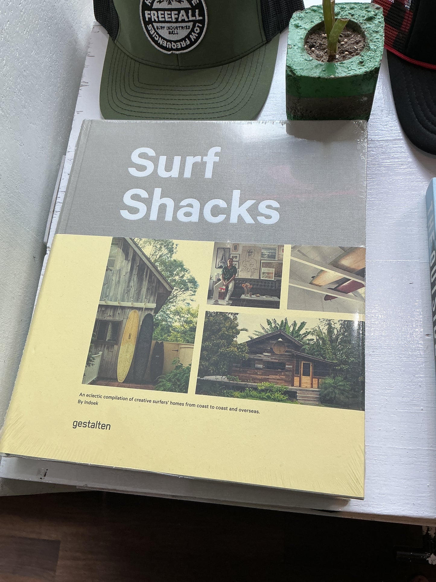 Surf shacks : An eclectic compilation of creative surfers’ Homres from coast to coast and overseas