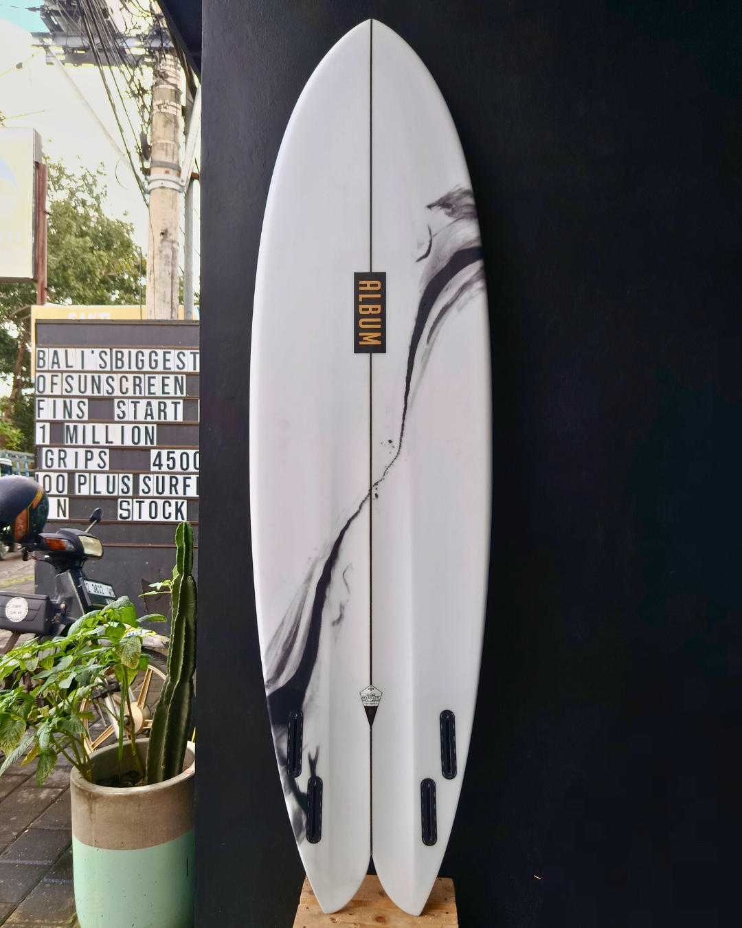 6'8 VESPER CLEAR AND BLACK ABSTRACT